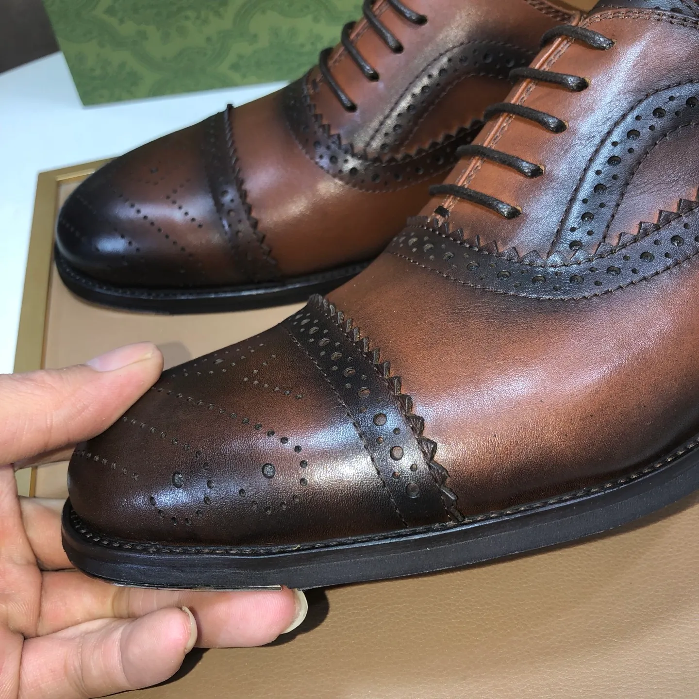 Men's shoes 💰660💰 Brand: GUCCI (Gucci) Standard code: Men's size 38/44 (45/46 can be customized) Grade: Same as the official website Original quality Material: Original cowhide Water-dyed cowhide lining Original rubber outsole Style category: Men's fashionable casual leather shoes Distinguished big-name luxury elements top luxury Color: Actual picture